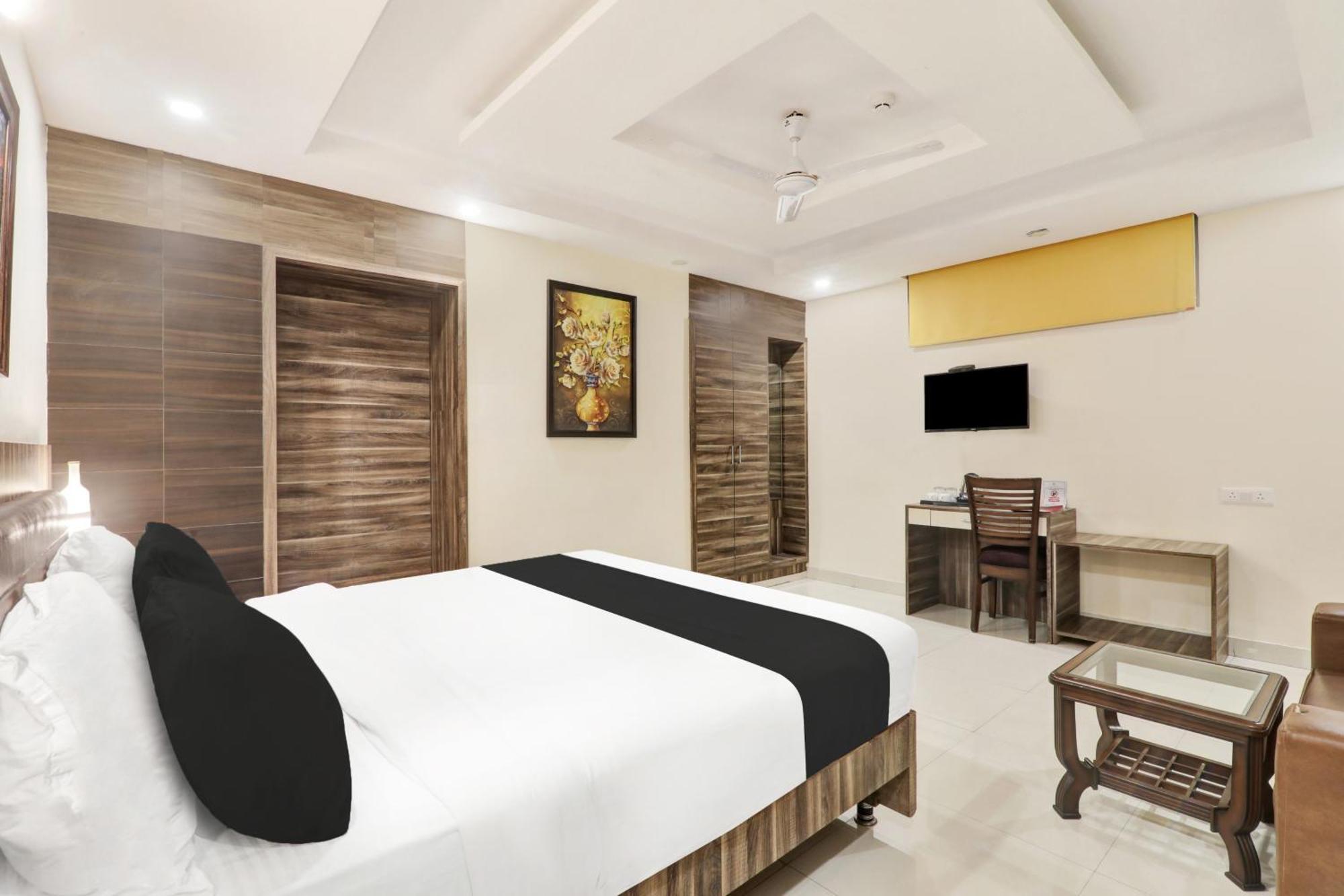 Super Townhouse Kankarbagh Formerly Kunwar Alcajars Patna  Exterior photo